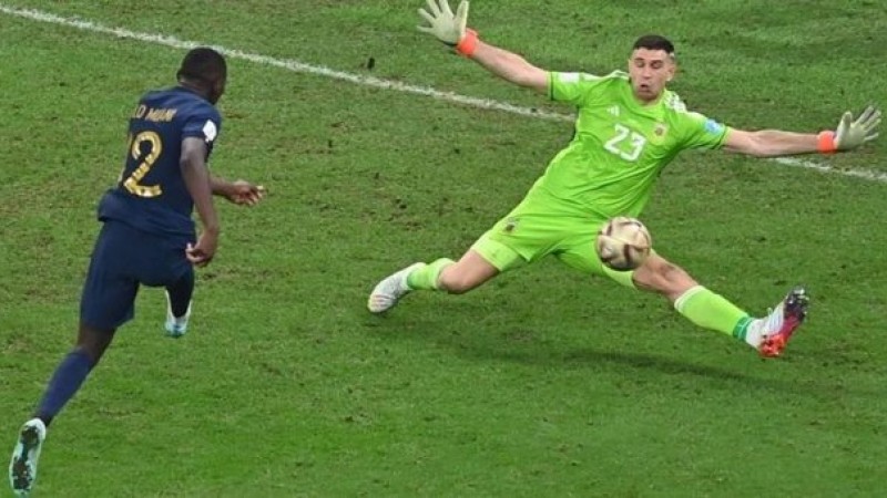 Es viral: FIFA publicó un video inédito del tapadón de "Dibu" Martínez a Kolo Muani